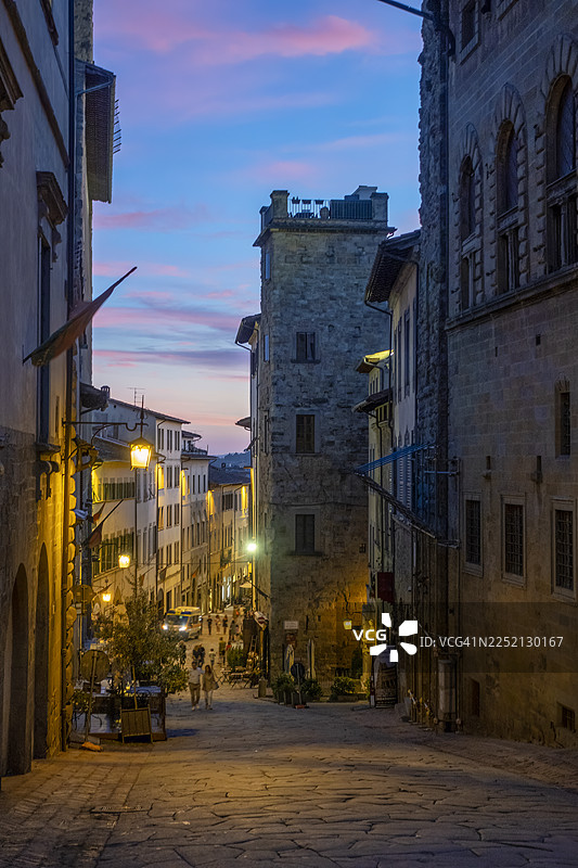 意大利托斯卡纳阿雷佐，圣玛利亚德拉皮埃韦教堂的钟楼在黄昏时分的天空下图片素材