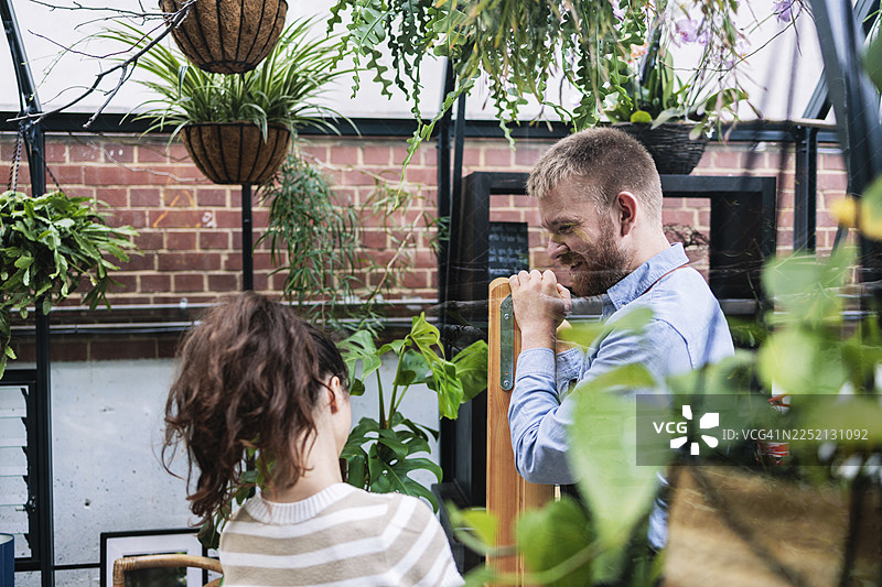 企业主在温室里互相讨论图片素材