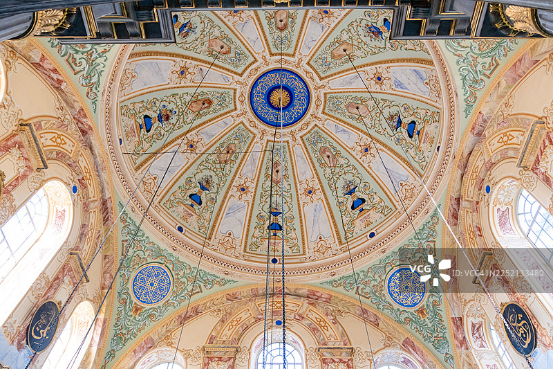 穹顶悬浮于光芒之中图片素材