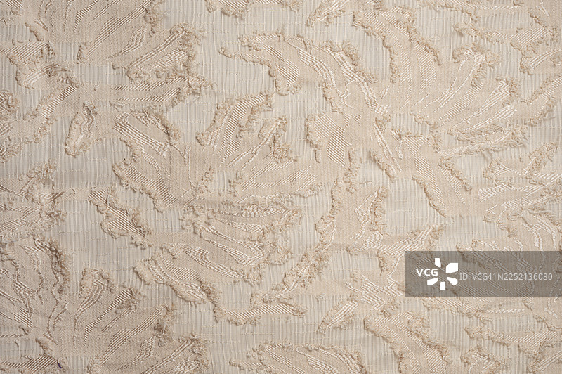 粉色条纹织物上白色的刺绣特写图片素材