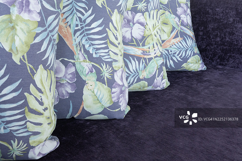 紫罗兰色天鹅绒沙发表面背景搭配花卉窗帘图片素材