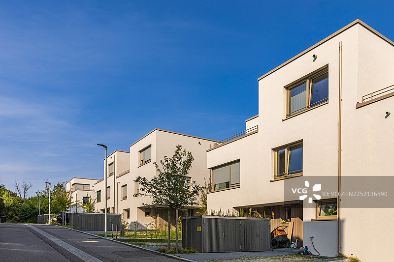 德国奥斯特菲尔登市现代节能独栋住宅，晴天图片素材