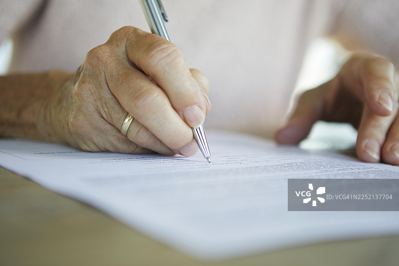 室内手签退休文件和财务单据图片素材