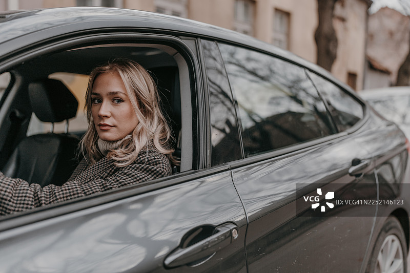现代汽车女司机在城市街道上的肖像图片素材