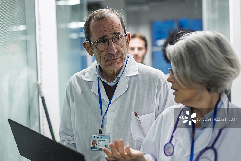 成熟的医生们在医院合作进行医学研究图片素材