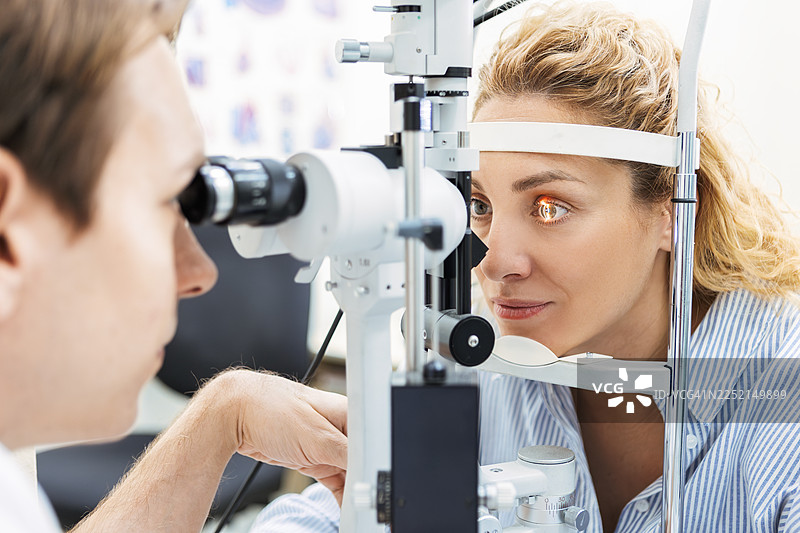 女性在眼科医生处接受视力检查图片素材