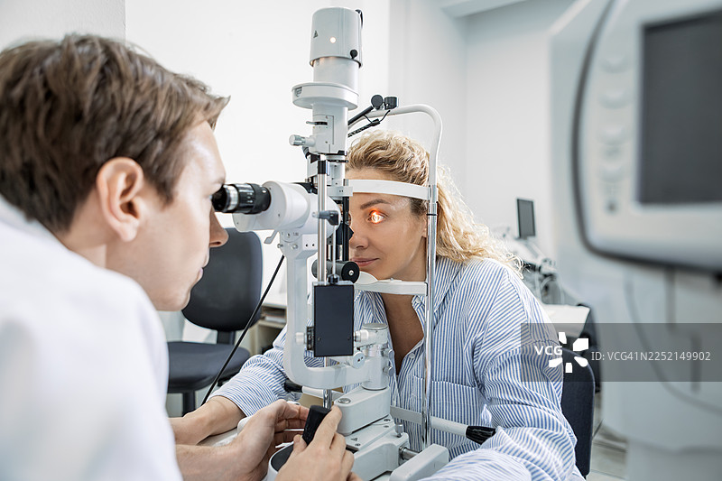 患者在诊所进行视力测试图片素材