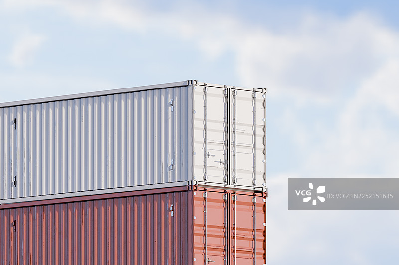 蓝天背景下户外堆叠的货运集装箱图片素材
