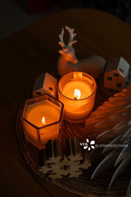 节日家居装饰。圣诞树，燃烧的蜡烛。新年。图片素材