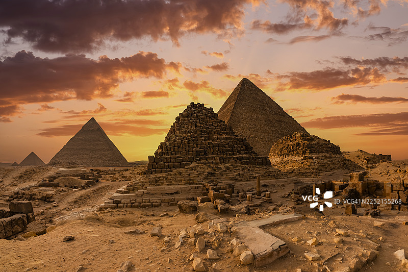 吉萨金字塔群，日落时分。埃及，开罗，吉萨图片素材