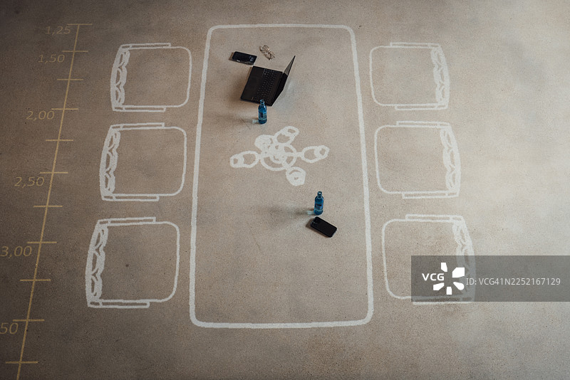 创新的会议室布置，带有地面标记和数码设备图片素材