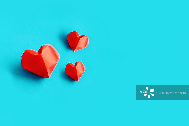 豪华爱心网页横幅，背景为绿松石色，饰有三颗红心图片素材