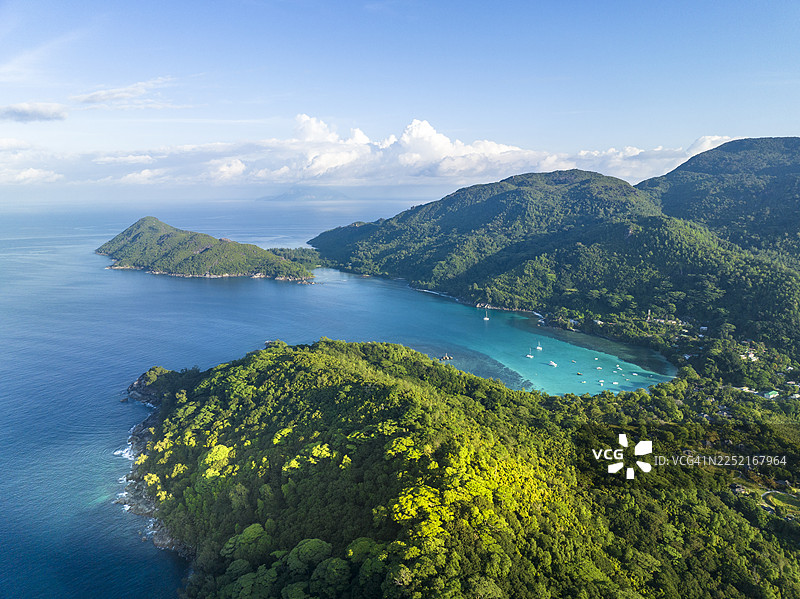 塞舌尔马埃岛蓬特洛内湾的鸟瞰图，拥有郁郁葱葱的森林海岸线图片素材