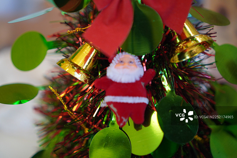 装饰着礼品盒和金色叶子的圣诞绿树，背景虚化。装饰好的圣诞树，背景虚化。图片素材