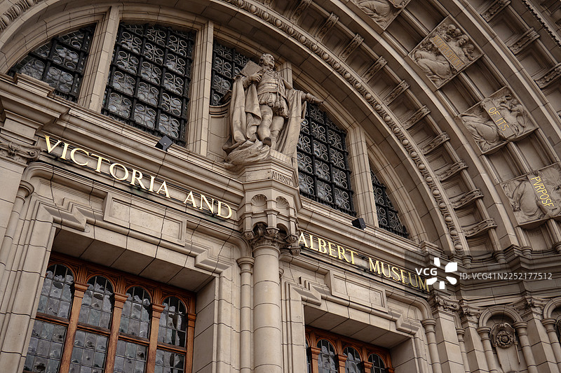 阳光明媚的冬日，维多利亚与阿尔伯特博物馆入口的特写图片素材