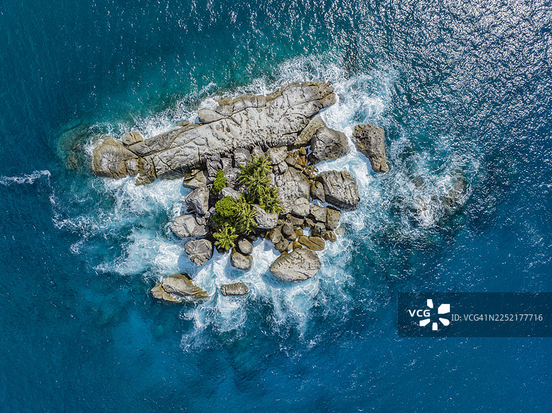塞舌尔马埃岛格拉西斯海滩附近岩石岛屿的鸟瞰图图片素材