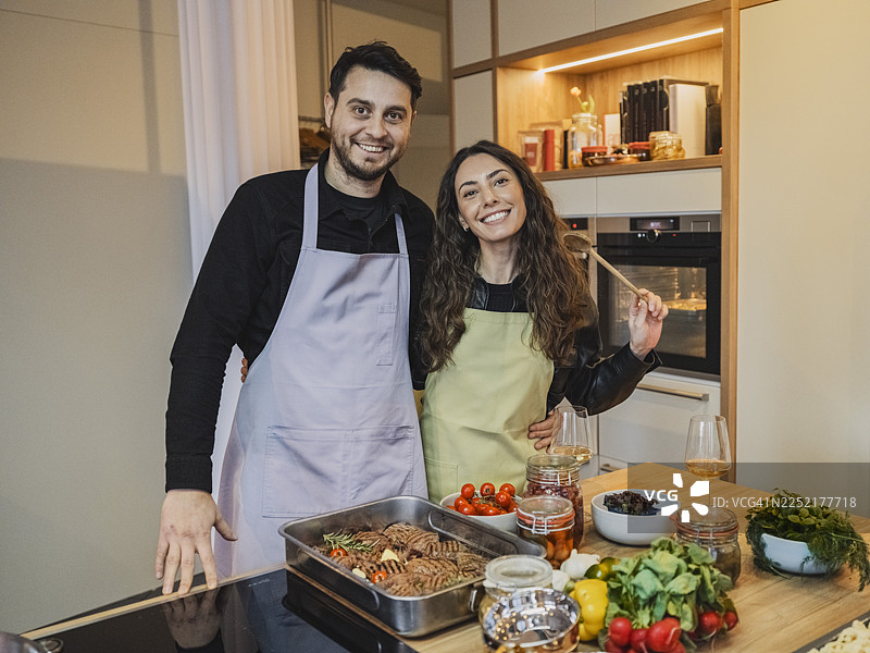 情侣在现代厨房一起上烹饪课图片素材