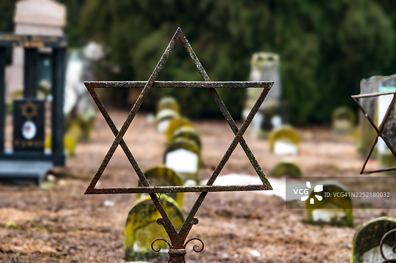 犹太墓园里的旧大卫之星图片素材