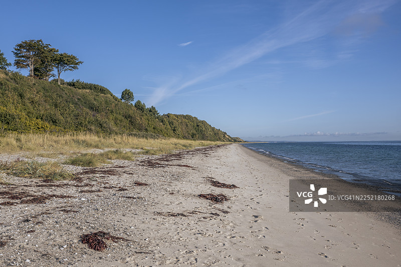 丹麦萨姆斯岛诺德比的空旷沙滩和海岸线图片素材