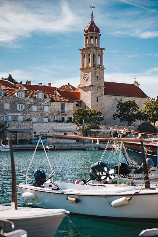 俯瞰停泊船只的历史悠久的苏蒂万钟楼图片素材