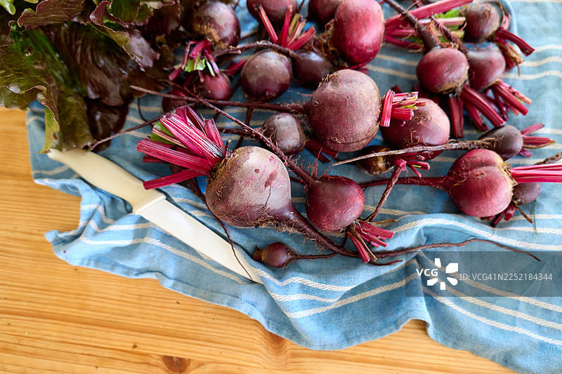 桌上堆放着新鲜的有机红甜菜根。图片素材
