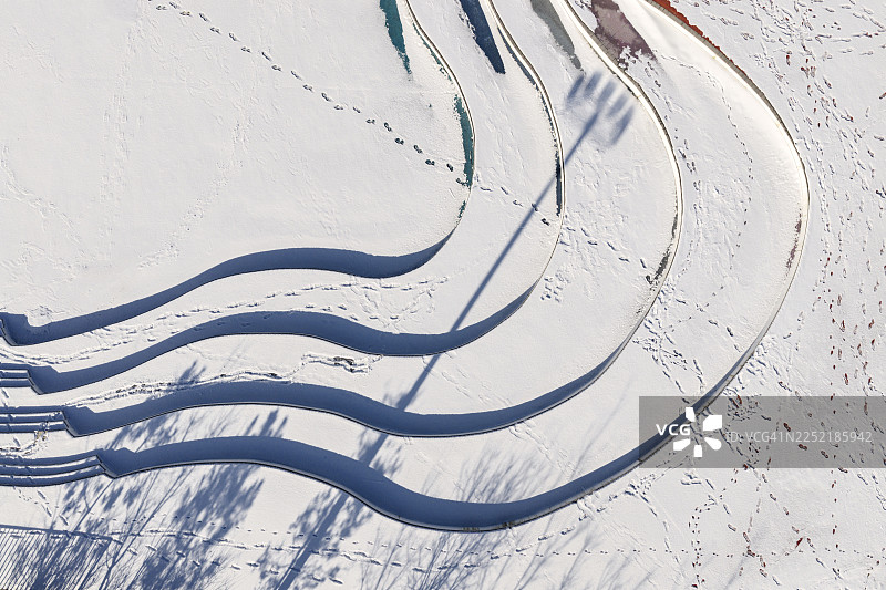 雪地中蜿蜒建筑曲线的抽象鸟瞰图图片素材