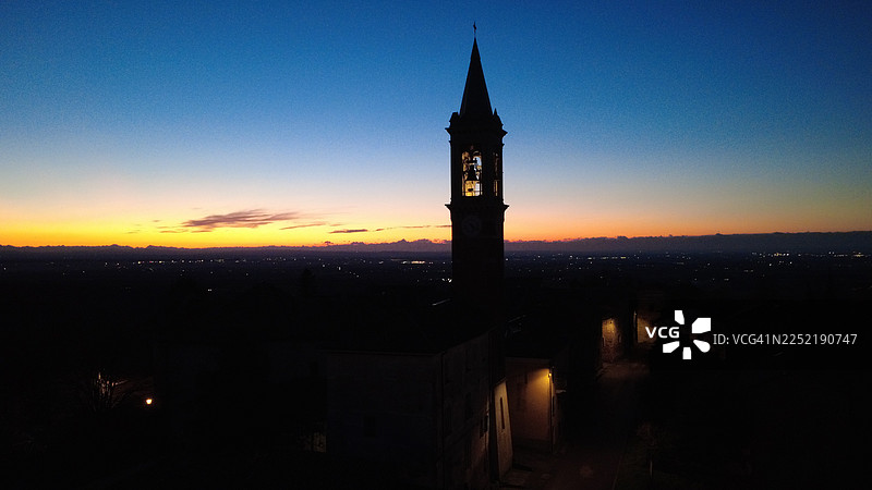 意大利皮埃蒙特省亚历山德里亚市卡雷扎诺的卡雷扎诺阿尔托钟楼剪影图片素材