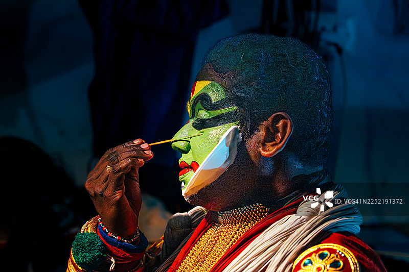 卡塔卡利舞蹈表演的化妆过程，印度喀拉拉邦泰卡迪图片素材