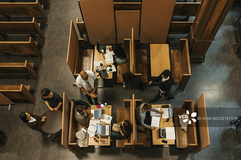 从高处俯瞰大学图书馆里不同种族的学生和老师图片素材