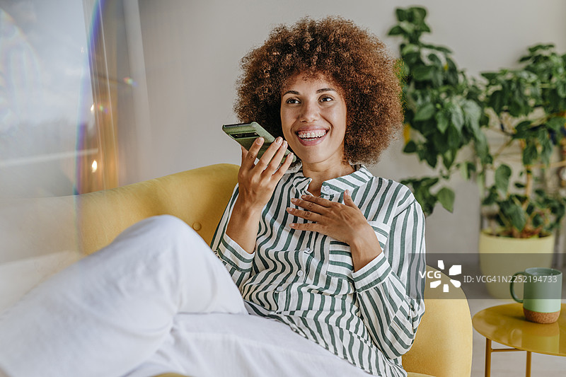 非洲裔女商人正在办公室用智能手机交谈图片素材