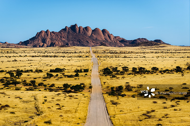 通往斯皮茨科普岩石地貌的沙漠公路，纳米比亚图片素材