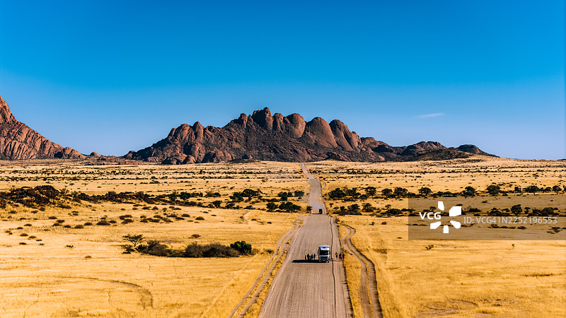 纳米比亚斯皮茨科普山脉的沙漠公路图片素材