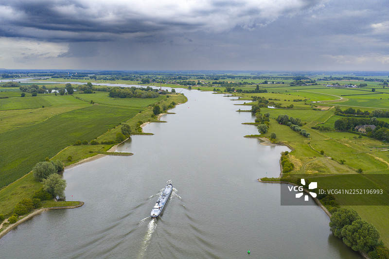 莱克河上的货船，上方有雨云图片素材