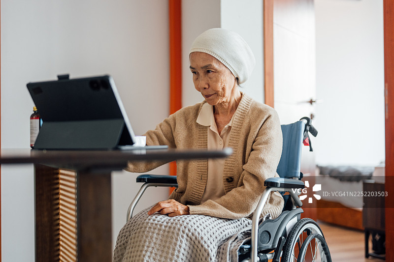 癌症患者的在线医疗咨询图片素材