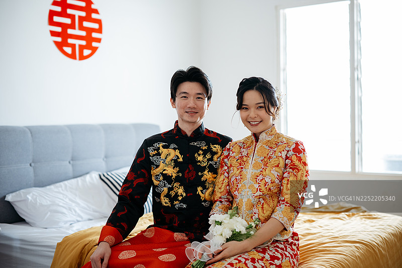 新婚夫妇身着传统中式婚纱照图片素材