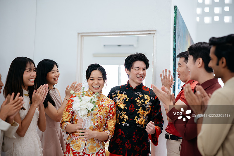 传统中式婚礼瞬间，伴有掌声和庆祝图片素材