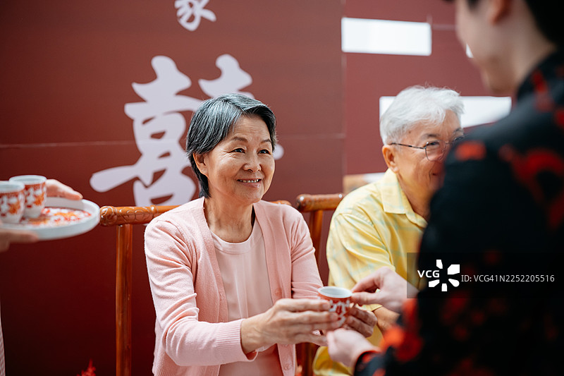 长辈在中国传统婚礼仪式上接受敬茶图片素材