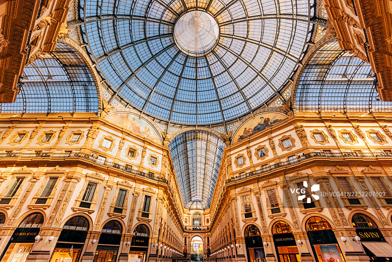 意大利米兰维托里奥·埃马努埃莱二世长廊的广角景观，两侧是奢侈品精品店图片素材