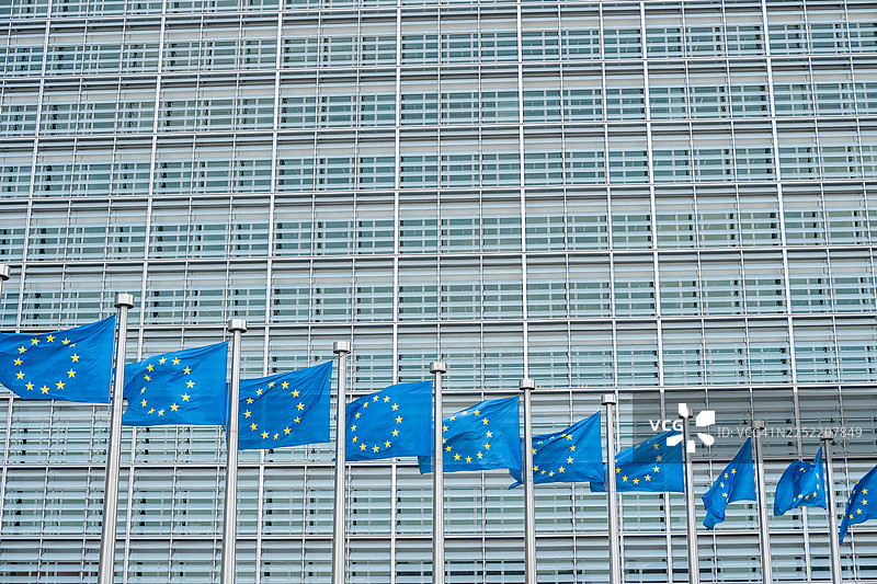 在欧盟委员会的贝尔莱蒙大楼前飘扬的欧盟旗帜图片素材