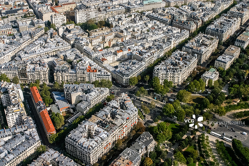 俯瞰巴黎老城区的航拍景象图片素材