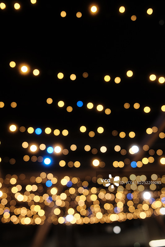 夜晚金色的散景灯光模糊，构成抽象背景图片素材