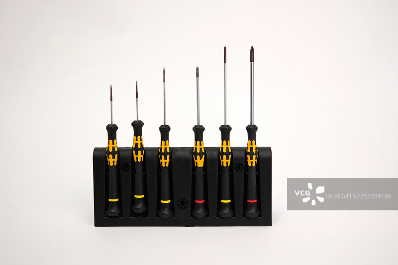 工作室拍摄，白色背景下螺丝刀套装的正面视图。图片素材
