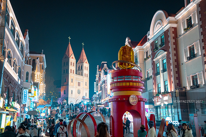 中国山东省青岛市的圣弥厄尔大教堂被璀璨的光芒照亮。图片素材