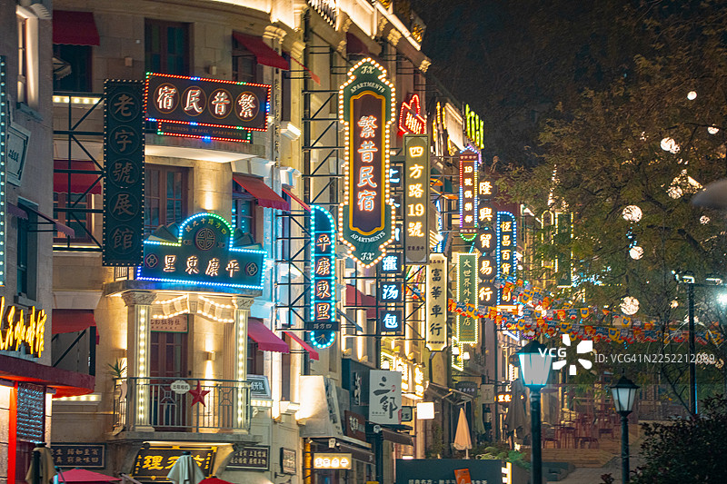 黄昏时分，青岛市天际线和历史街区的迷人景象图片素材