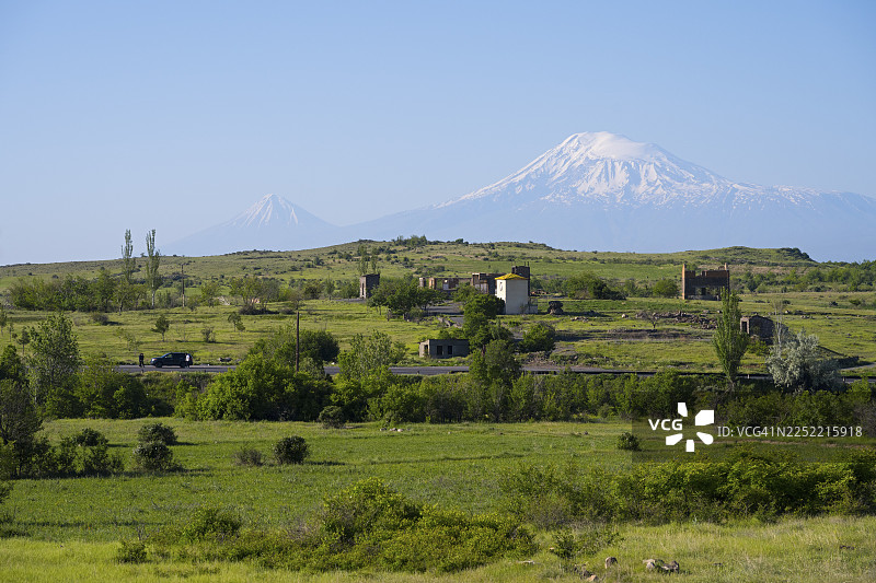 土耳其大亚拉腊山和周边散布小屋的广阔绿色景观，近景为亚美尼亚阿拉加措特恩省乌詹附近的亚拉腊山，亚洲亚美尼亚，亚洲图片素材
