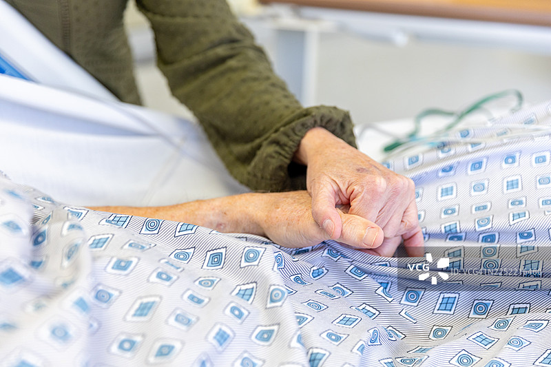 病床上的老人与支持他的妻子图片素材