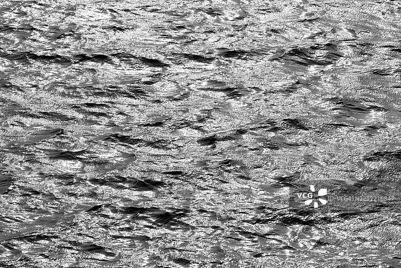 黑白的水面，有波浪和光线反射，位于北莱茵-威斯特法伦州德国的蒙内湖和蒙内水坝。图片素材