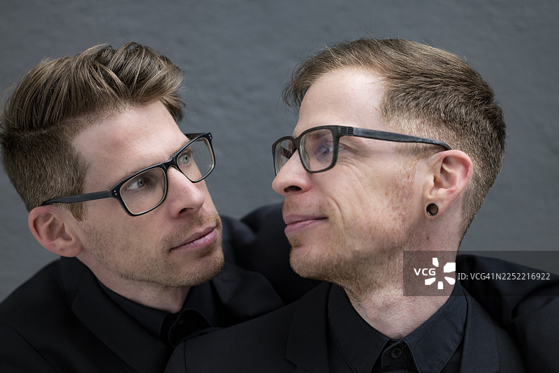 戴眼镜的双胞胎兄弟互相凝视图片素材
