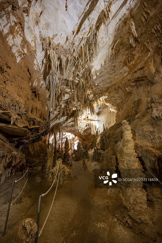 意大利撒丁岛奥罗塞伊湾包奈伊格罗塔德尔菲科钟乳石洞内的钟乳石和岩石构造图片素材