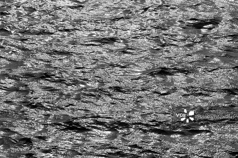 水面波纹与光影反射，黑白，梅讷湖，梅讷水库，北莱茵-威斯特法伦州，德国图片素材
